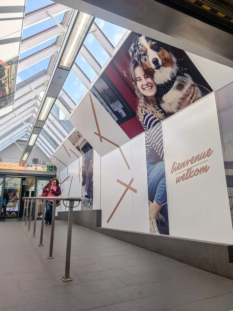 Habillage mural grand format Bienvenue Welkom dans un passage couvert