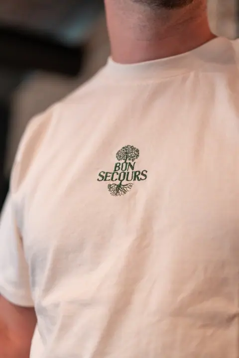 T-shirt écru avec logo Bon Secours brodé en vert