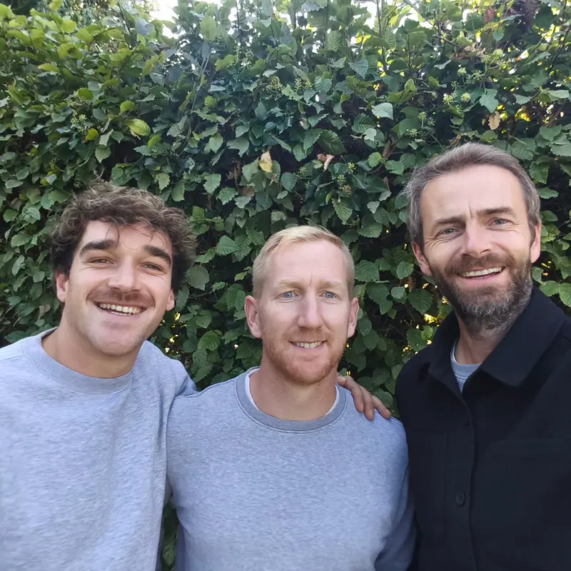 Les trois fondateurs de Nic-nac souriant devant une haie