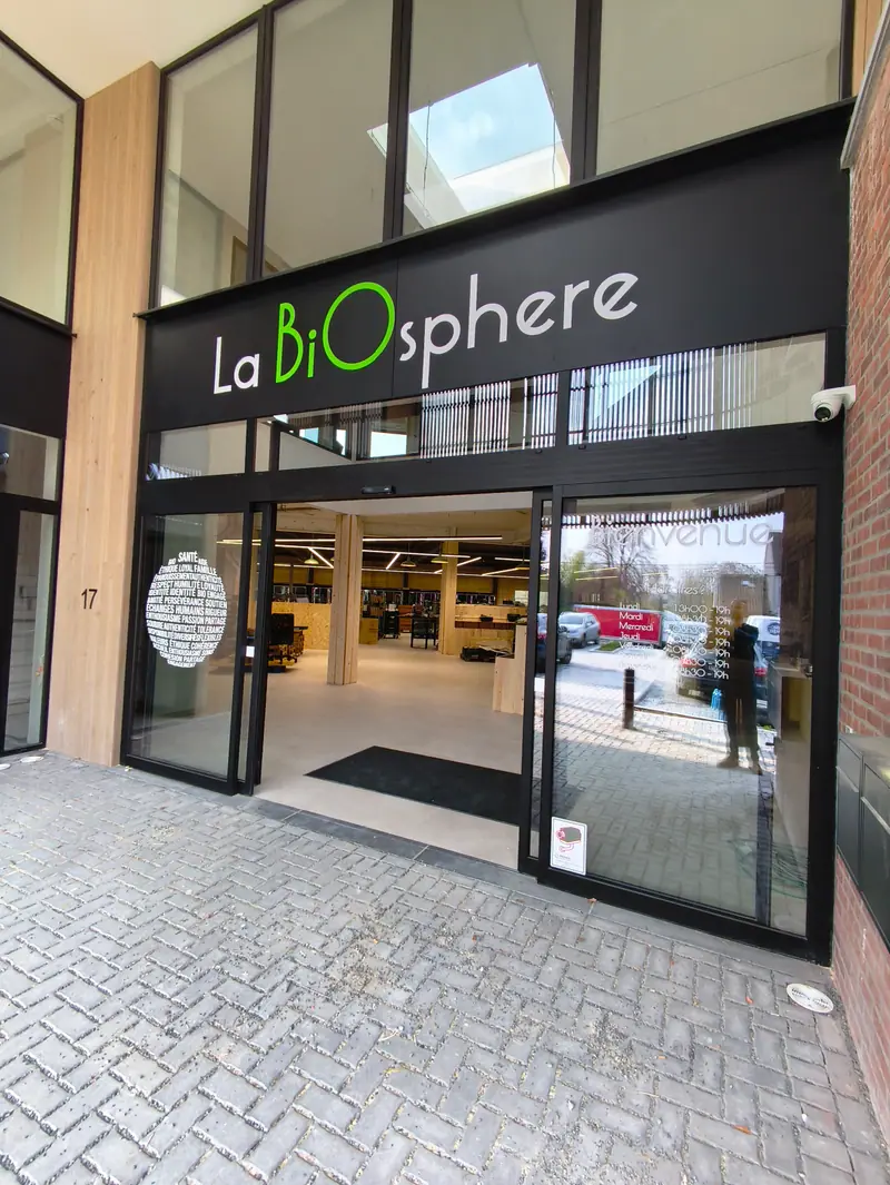 Façade du magasin La BiOsphère avec enseigne en lettres au-dessus de l’entrée