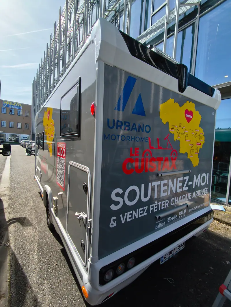 Camping-car Urbano habillé aux couleurs du Cuistax avec le message Soutenez-moi