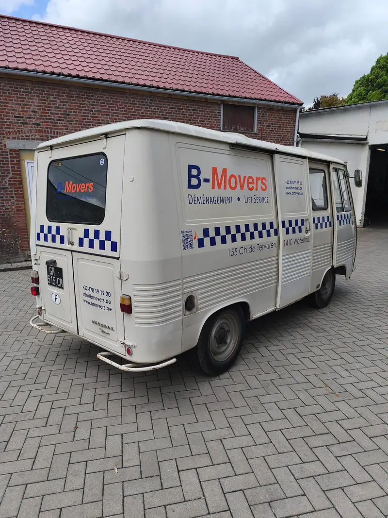 Camionnette de collection B-Movers habillée de lettrage et de damiers