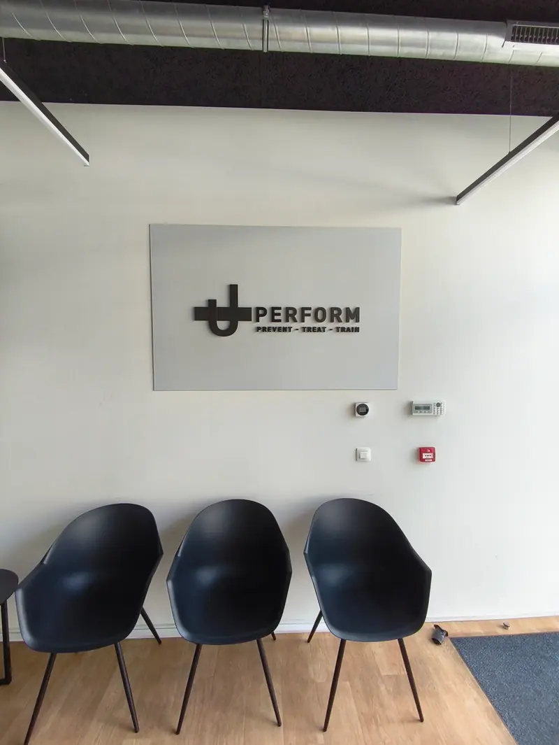 Accueil UPerform avec panneau mural et logo en relief