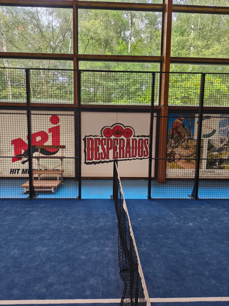Terrain de padel habillé aux couleurs Desperados et NRJ