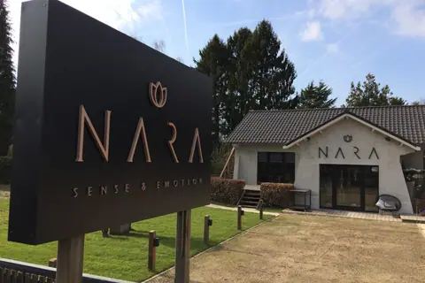Panneau Nara Sense & Emotion en lettres cuivrées sur fond noir