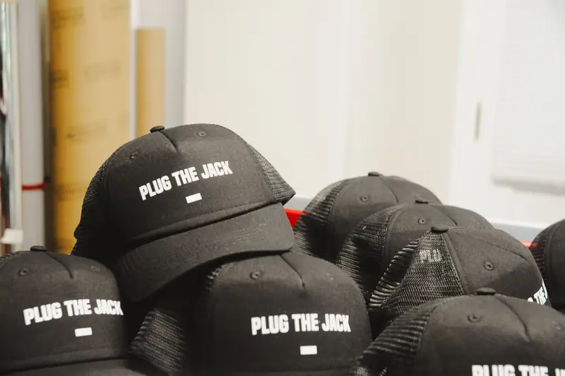 Casquettes noires imprimées Plug the Jack en lettres blanches