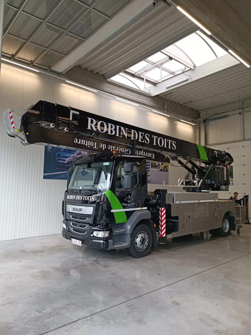 Camion-nacelle Robin des Toits noir et vert avec lettrage blanc