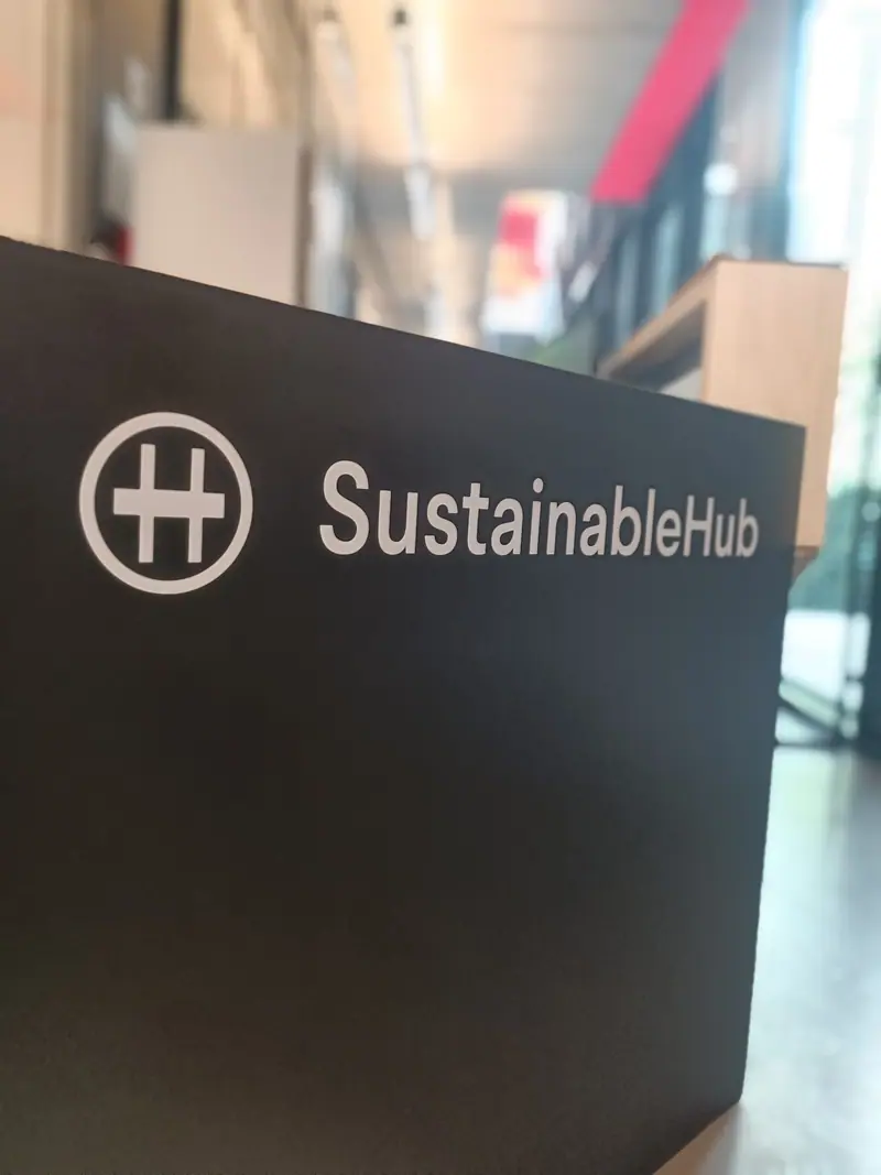 Logo SustainableHub en lettres blanches sur un meuble noir
